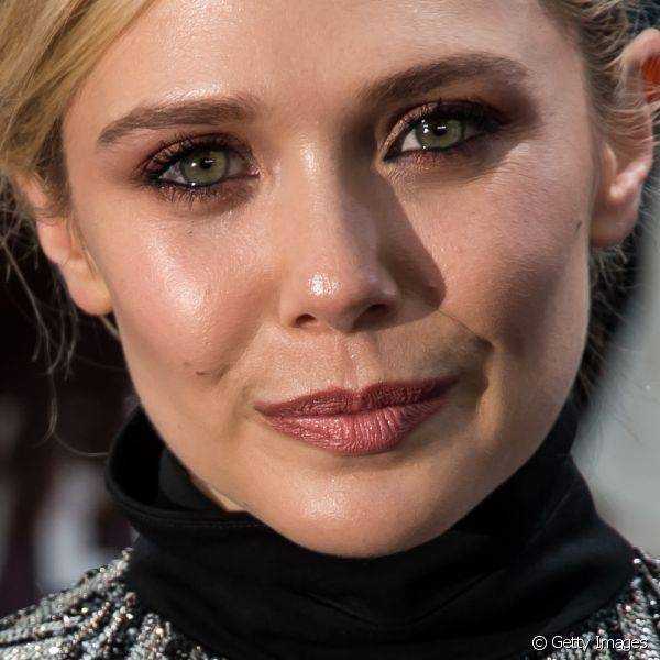 O contraste com o l?pis preto na linha d'?gua deixa os olhos verdes de Elizabeth Olsen ainda mais destacados